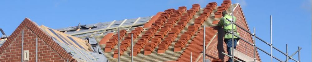 Nieuwe dakpannen plaatse in Maarssen